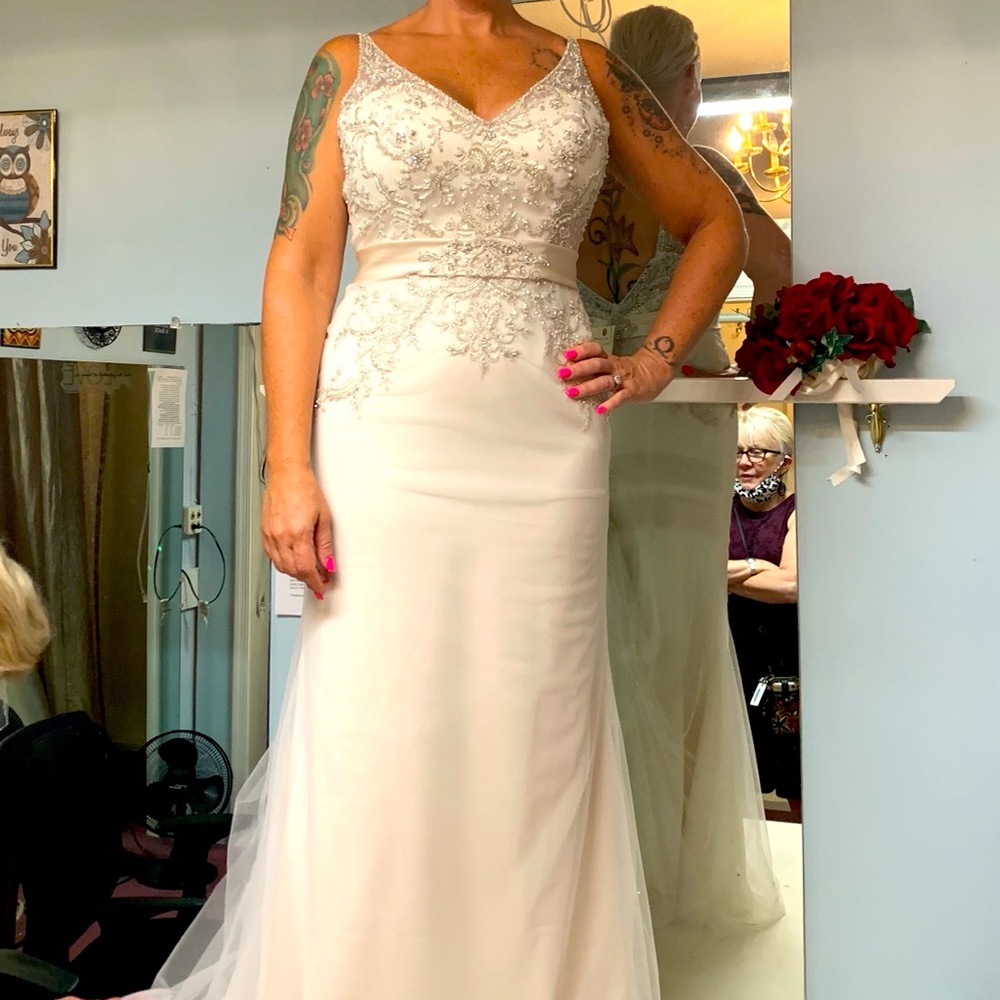 NWT Wedding dress size 6 or formal gown off white silk and lace